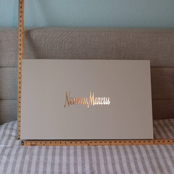 Neiman Marucs XL 27 x 17 Gift Box Oversize - Picture 1 of 13